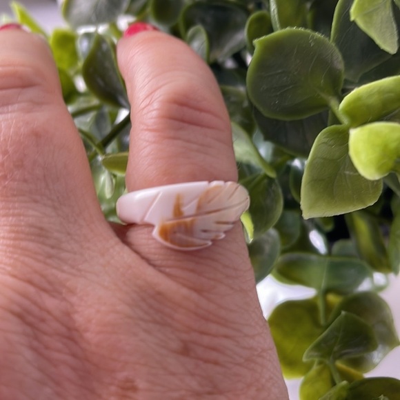 Shell Ring Carved Leaf Design - Picture 5 of 8